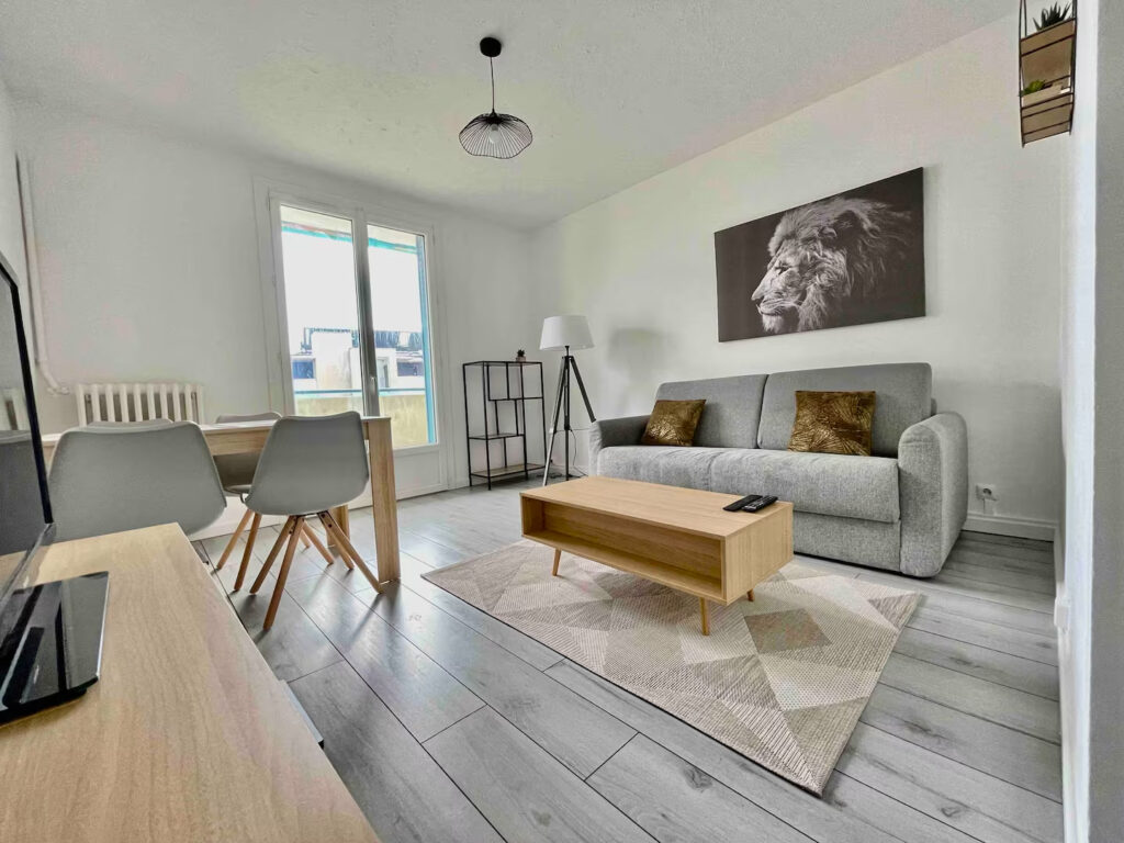 Gestion locative Airbnb à Toulouse : salon de l'appartement Sorel géré par Yumē Conciergerie