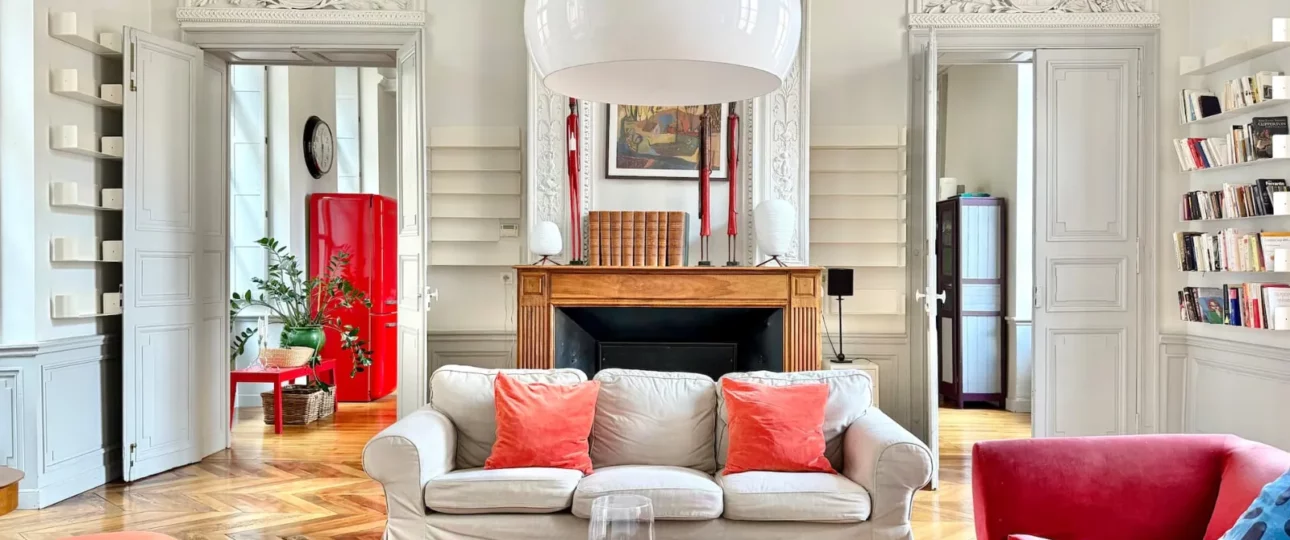 Appartement Isaure à Toulouse – salon haussmannien avec moulures et cheminée