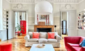 Appartement Isaure à Toulouse – salon haussmannien avec moulures et cheminée
