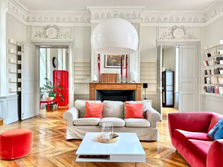 Appartement Isaure à Toulouse – salon haussmannien avec moulures et cheminée