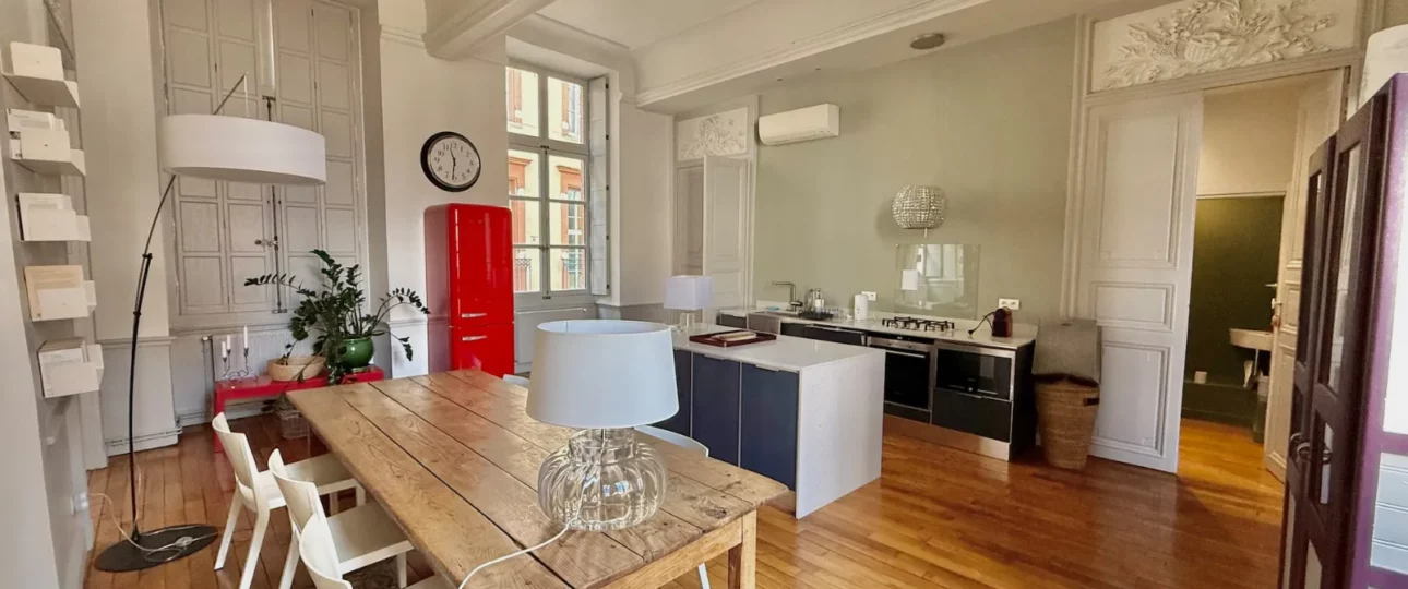 Appartement Isaure à Toulouse – cuisine et grande table en bois