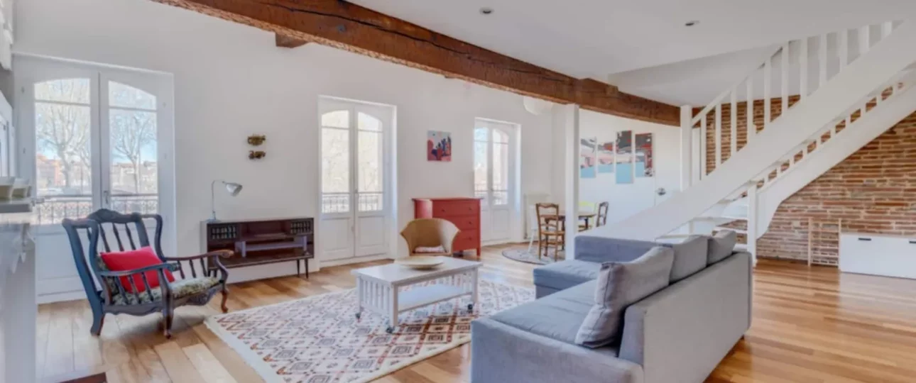 Appartement Laganne à Toulouse – séjour sous les poutres