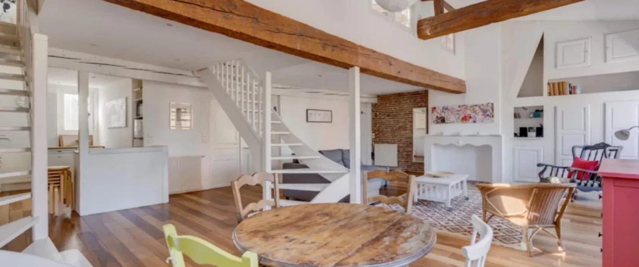 Appartement Laganne à Toulouse – salle à manger et escalier sous les poutres