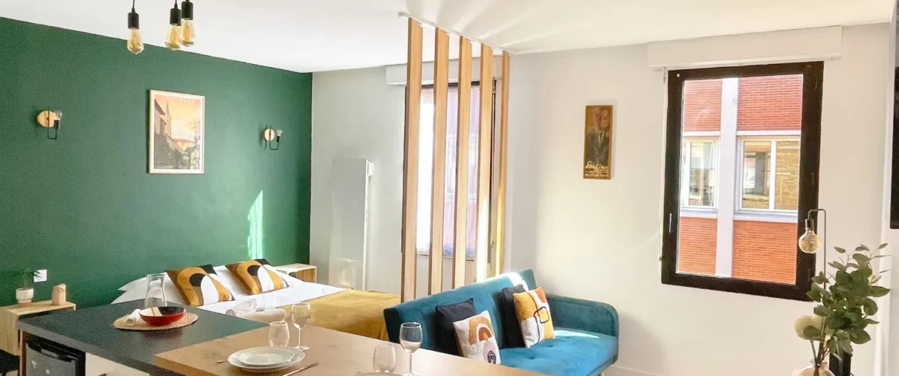 Studio Péri à Toulouse – pièce de vie avec coin nuit et cuisine équipée